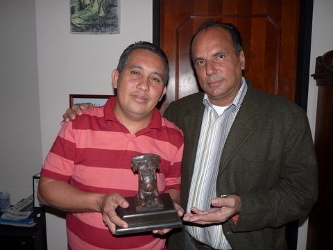 Manuel Jaramillo ¨El Juglar¨ entregó réplica de Diosa de Tacarigua a FUNDACULTURA